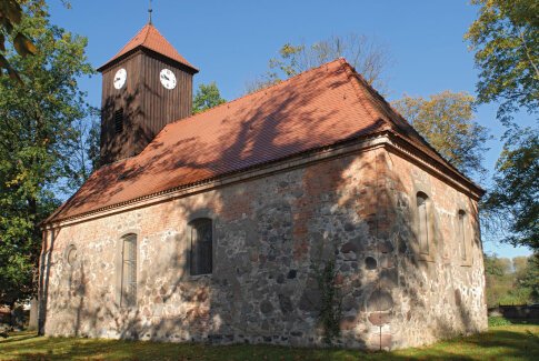 Seitliche Ansicht der Feldsteinkirche in Miersdorf