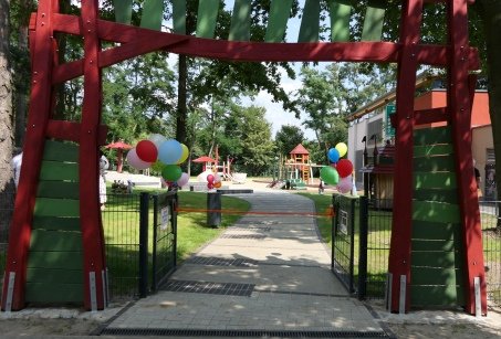 Spielplatz Alice im Wunderland_Eingangstor.jpg