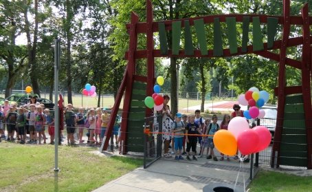 Spielplatz Alice im Wunderland_Kinder warten.jpg