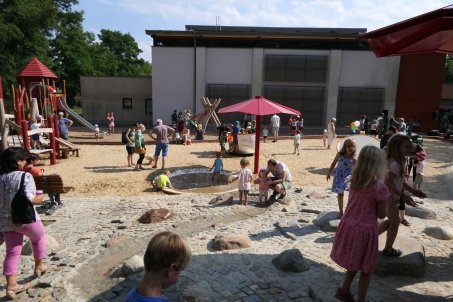 Spielplatz Alice im Wunderland_Matschstrecke.jpg