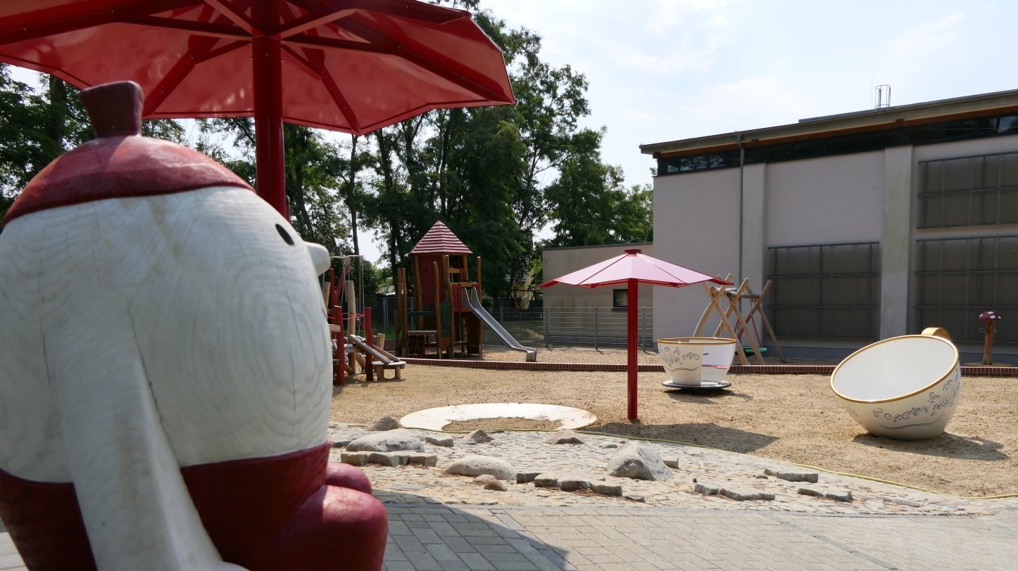 Einrichtung Spielplatz Alice im Wunderland.JPG