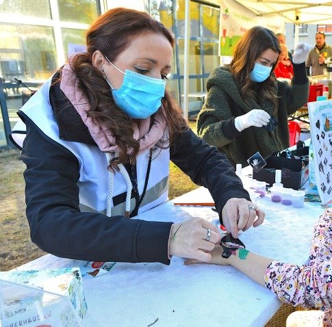 Aktionstag Leitbild Kita-Fördervereine Glitzertatoo.JPG