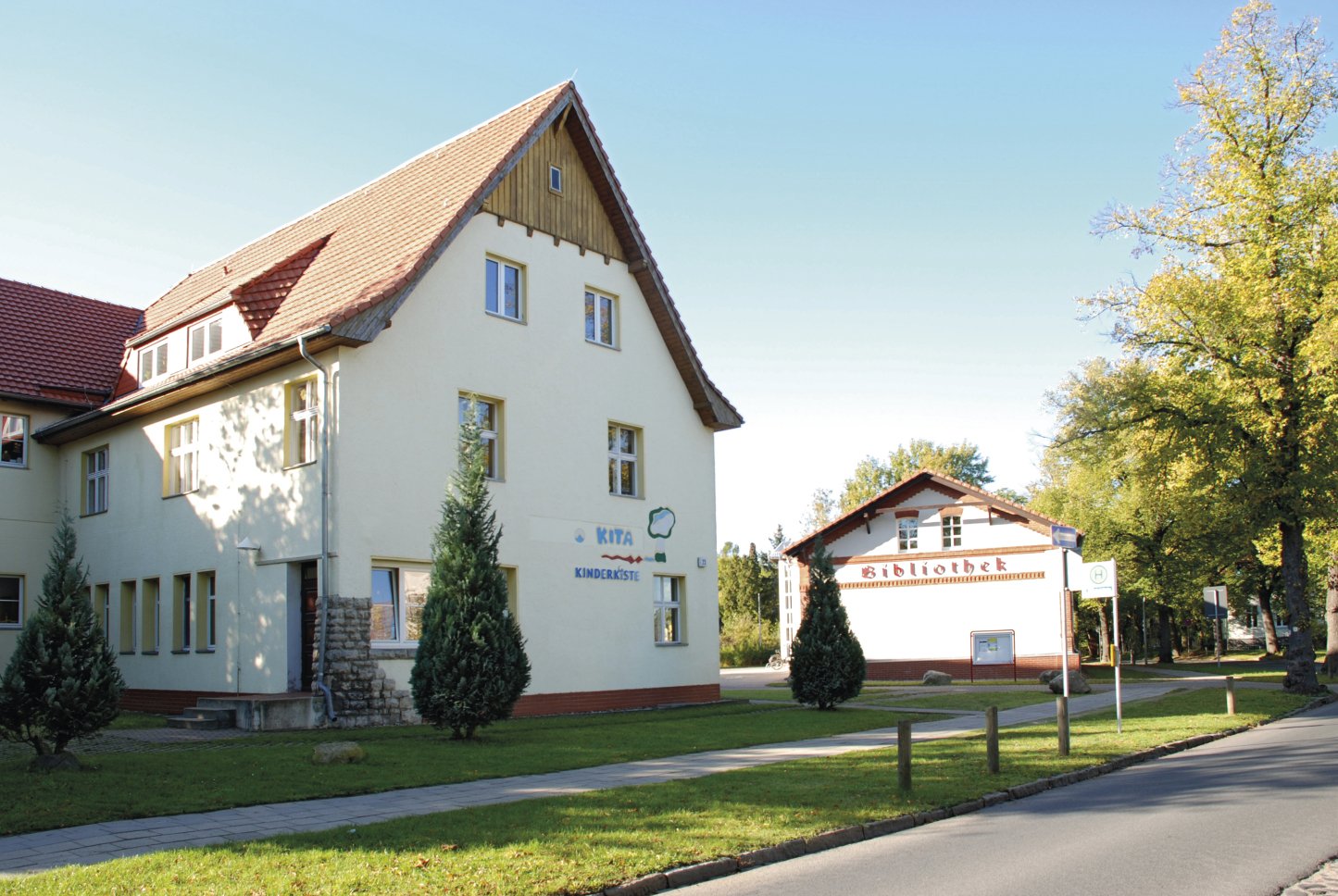 Kita Kinderkiste und Bibliothek Dorfstraße.JPG