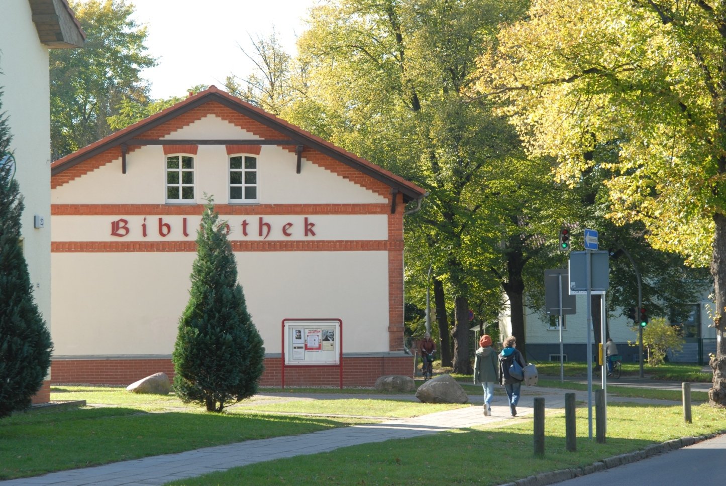 Einrichtung Bibliothek.JPG