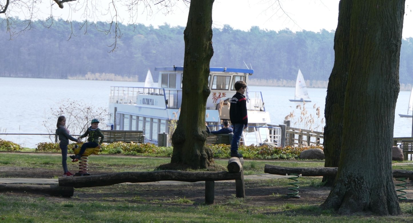 Einrichtung Spielplatz Rathausplatz.JPG