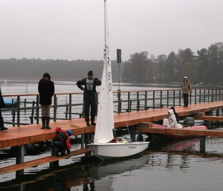 Die ersten Wassersportler legen am neuen Steg an