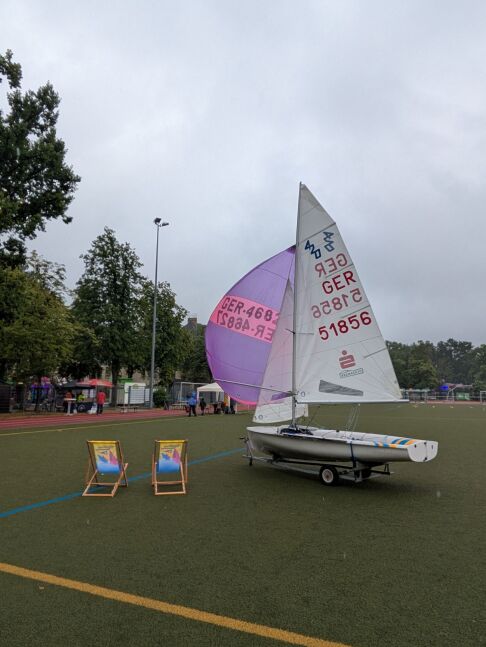 Zone_sportlich_Segelboote auf Sportplatz.jpg