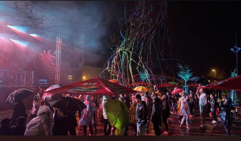 Samstag_DJ-Party im Regen.jpg