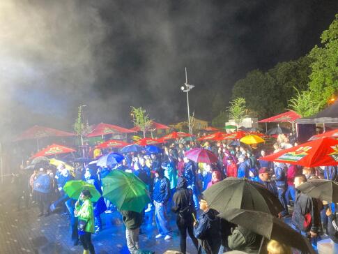 Samstag_Party im Regen.jpg