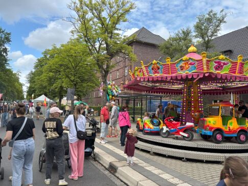 Zone_bunt_Karussell vor PAULA.jpg