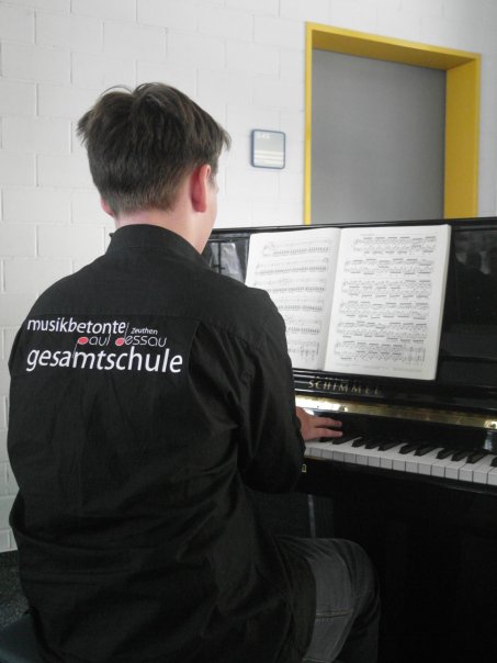 Musikalische Überleitung zur Präsentation: Jan-Alexander Schulze, Schüler der 8. Klasse