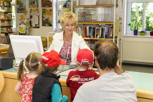 Mitarbeiterin berät Leser