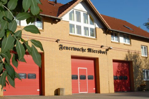 Blick auf das Gerätehaus der Feuerwache Miersdorf