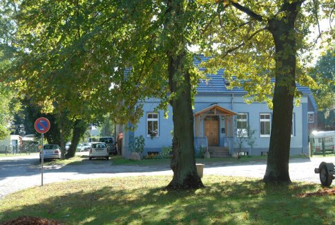 Blick auf ein Bauernhaus in der Zeuthener Dorfaue