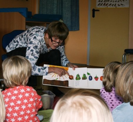 Vorlesetag 2017 Frau Bayr in der Kita "Kleine Waldgeister".jpg